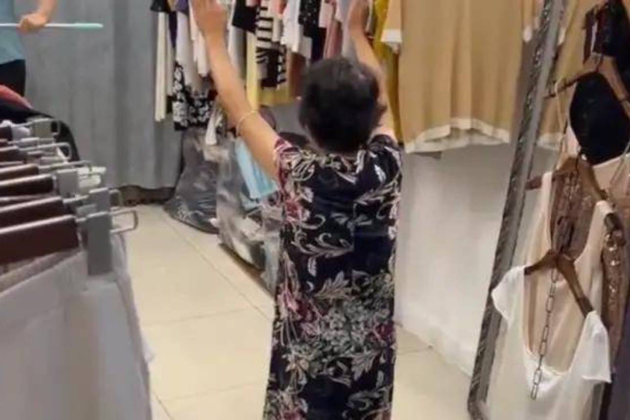大妈跟店主砍价,240的连衣裙想40拿走,跪地不起哀嚎骂人_网友_东西_不义