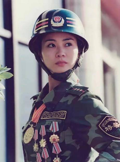 被称为"中国霸王花,是最能打的女兵女一号铁红的饰演者雷敏,2000年