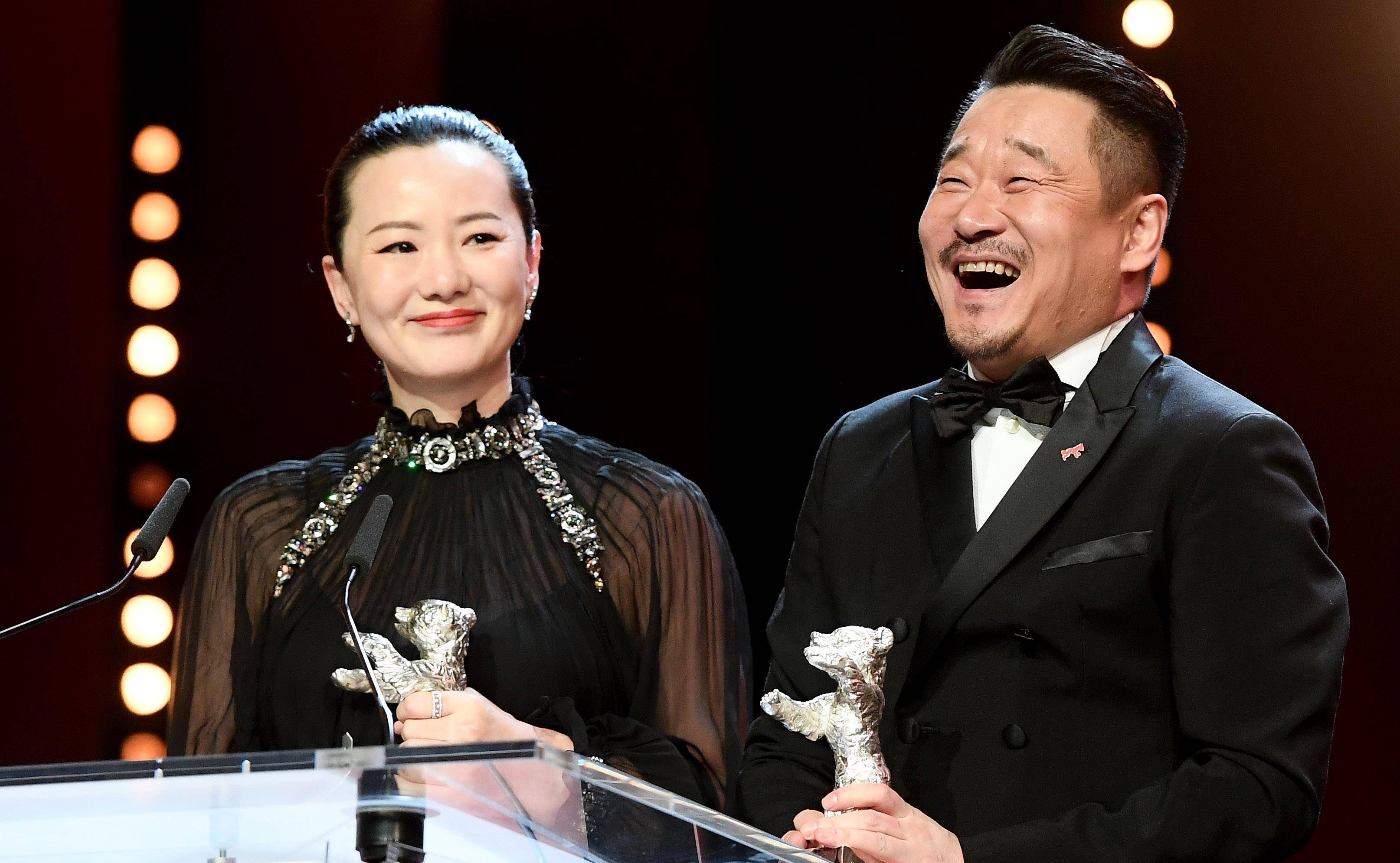 咏梅和栾树结婚27年,相互陪伴与支持,老公曾是黑豹乐队的主唱_女人