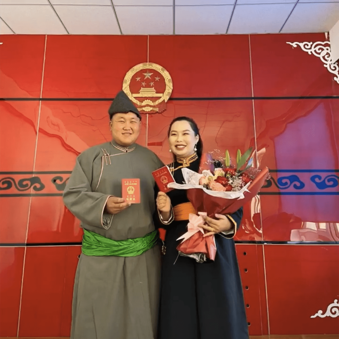 网红"牧民达西"喜获儿子,重达6.8斤,全家人到医院等待