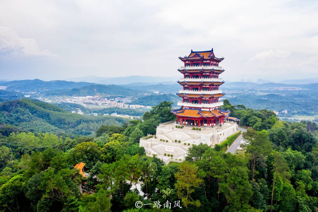 在韶关市区远远就能够看到韶阳楼,它是当地的地标建筑之一,也是鸟瞰