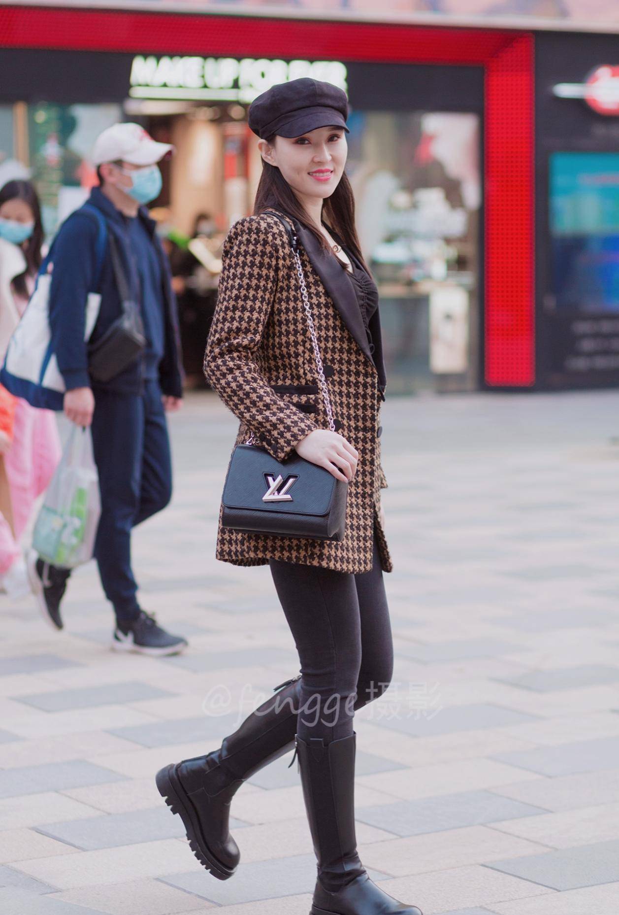 街拍:千鸟格西装搭配紧身裤长皮靴,小姐姐人美腿长气质棒_黑色_时尚