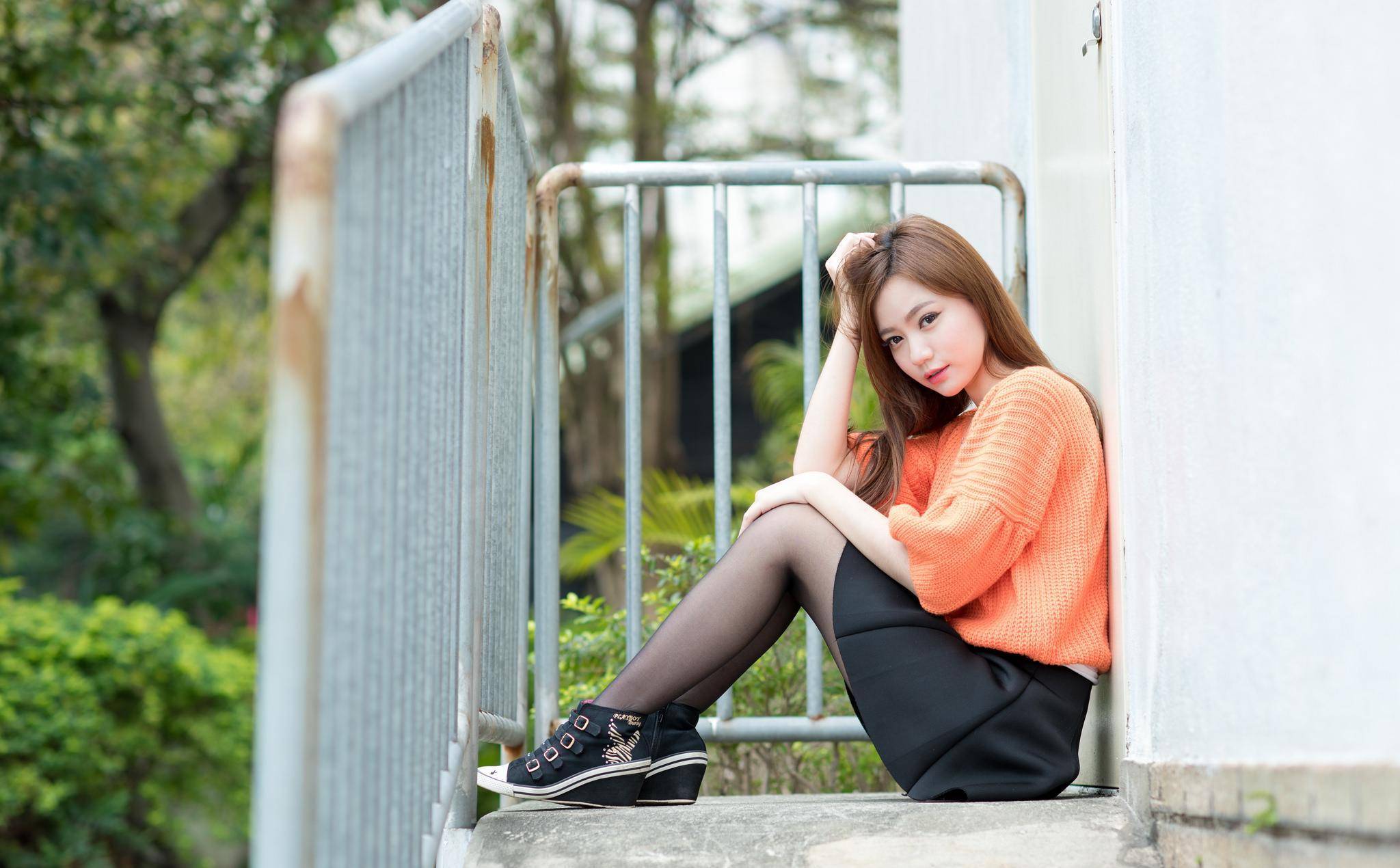 原创气质美女穿黑色短裙秀出长腿长发披肩温婉动人