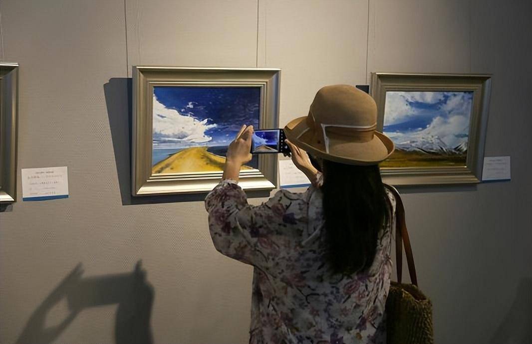 张俊莉此次展出的作品大多是她生病后,自学油画的创作灵感,由于她无法