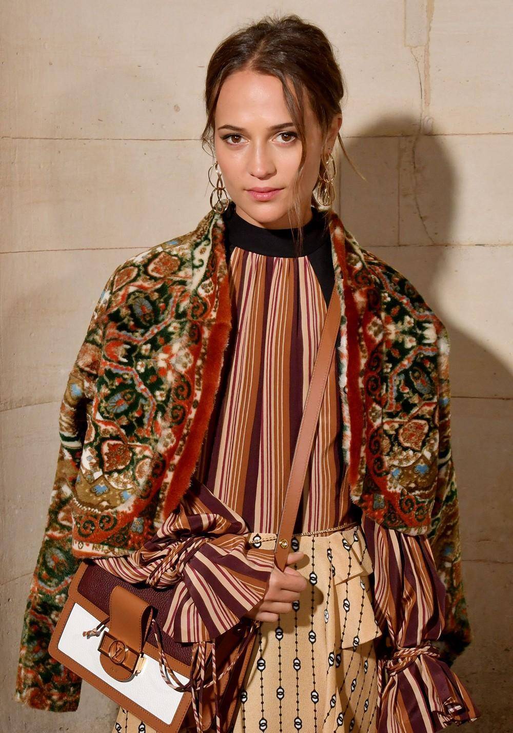 2019年10月1日,aliciavikander在前往巴黎时装周louisvuitton时装秀的