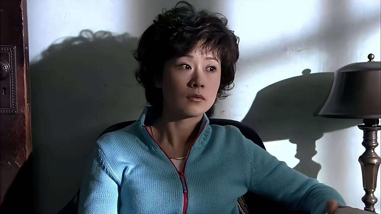 读《双面胶》原著,胡丽娟是如何一步步断送自己重获新生的机会的