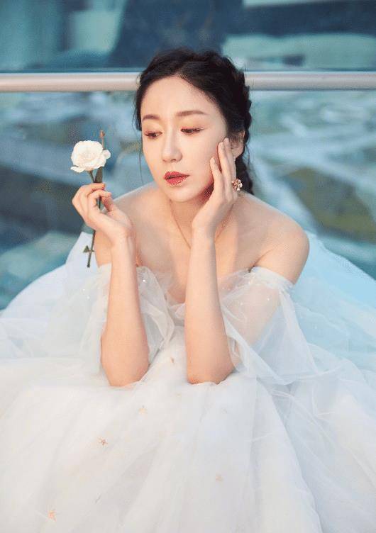 娄艺潇穿白裙似婚纱,举手投足间,依然美丽动人
