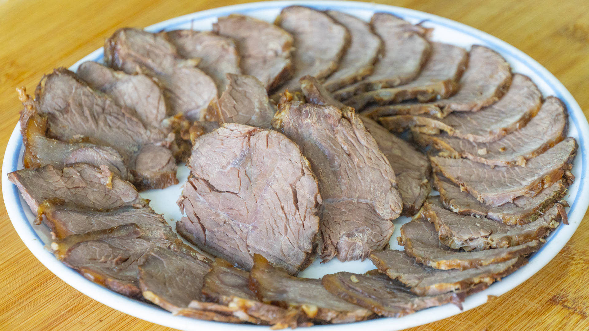 这个五香卤牛肉的做法真的是太简单了,但味道却一点都不输外面卖的.