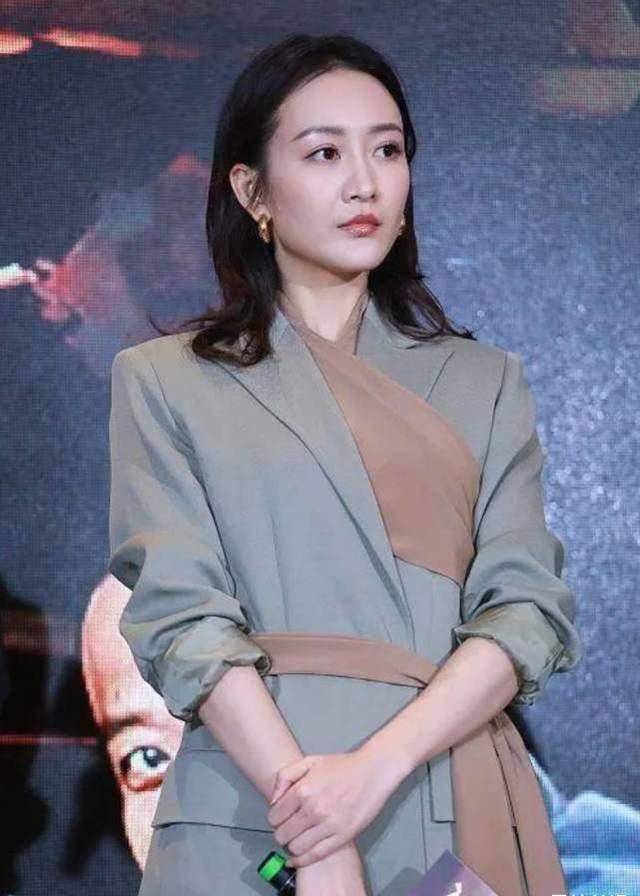 原创54岁刘鸥和39岁王鸥同穿西装虽然相差15岁气质和状态丝毫不输