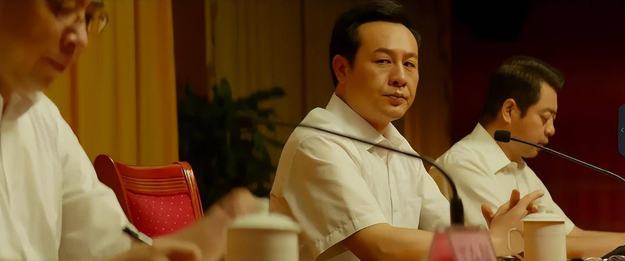 《扫黑·决战》中张颂文饰演的曹志远,是魏河县县长,也是犯罪集团孙志