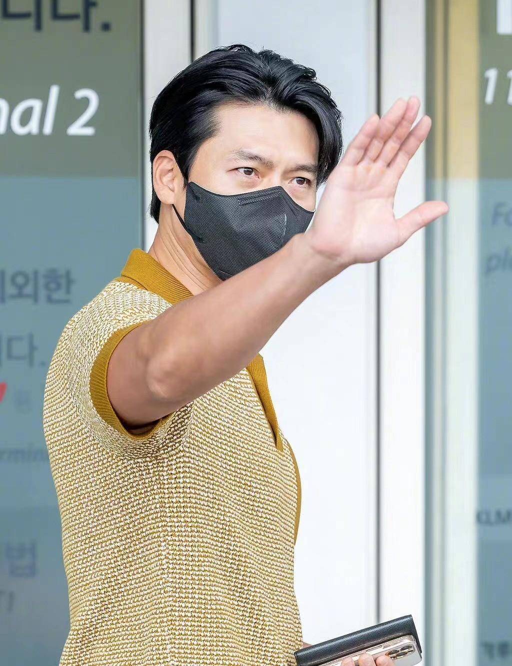 玄彬当爸后首次公开亮相!