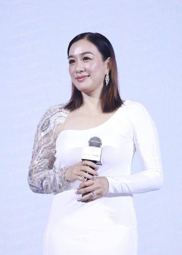 原创钟丽缇身材走形了却胖出了优雅气质快50岁衣品依旧好