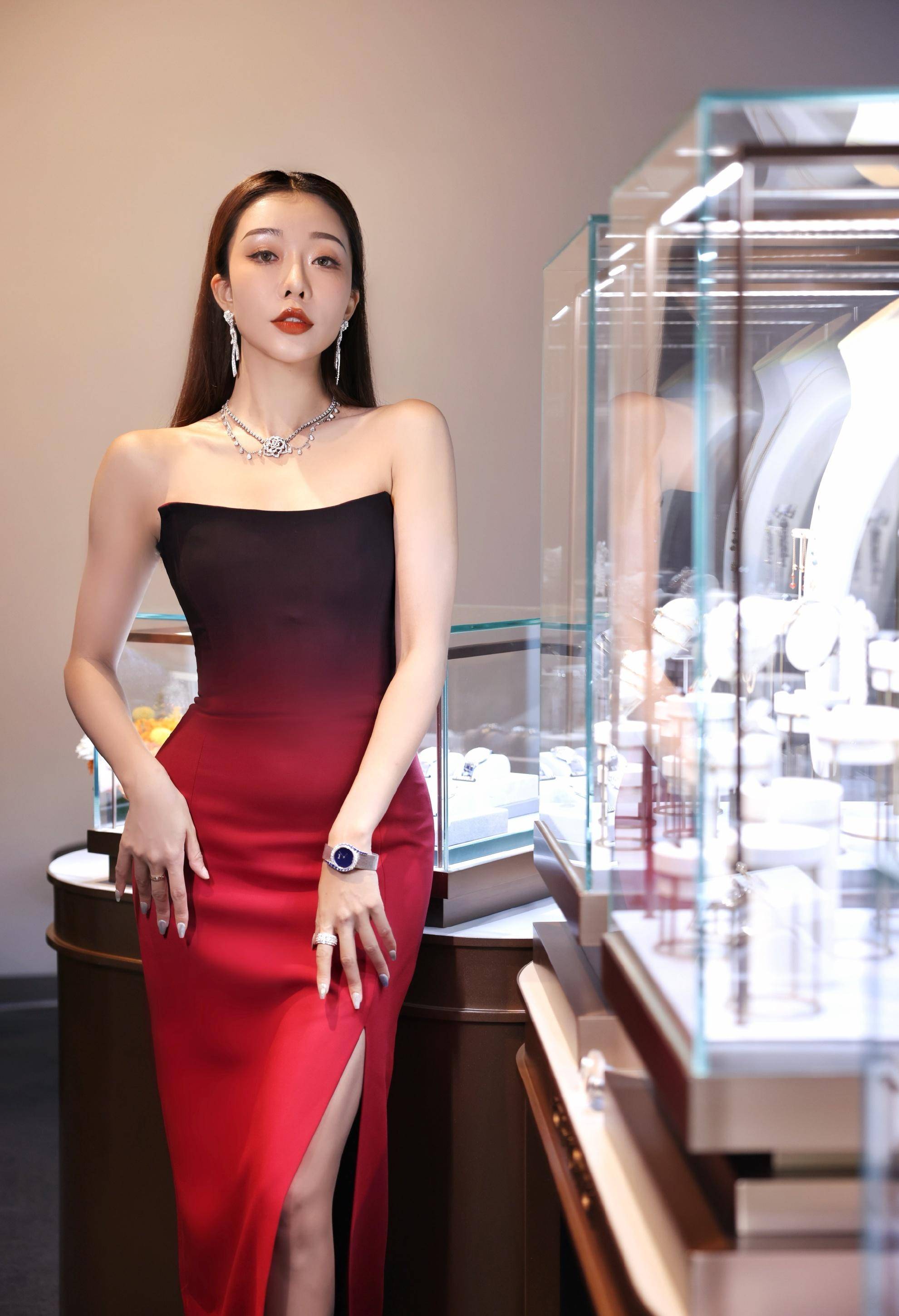 名模孙小媛戴名贵饰物,身穿渐变色低胸长裙,高贵而典