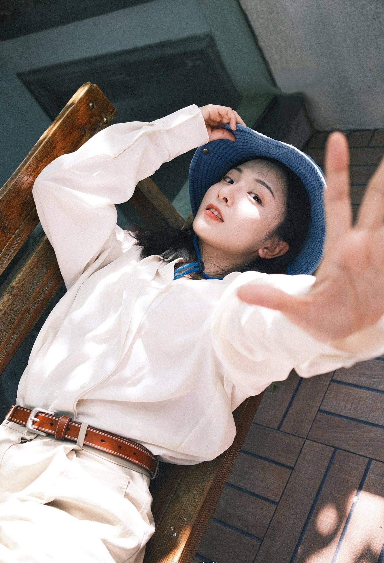 厉嘉琪白色衬衣渔夫帽搞怪写真