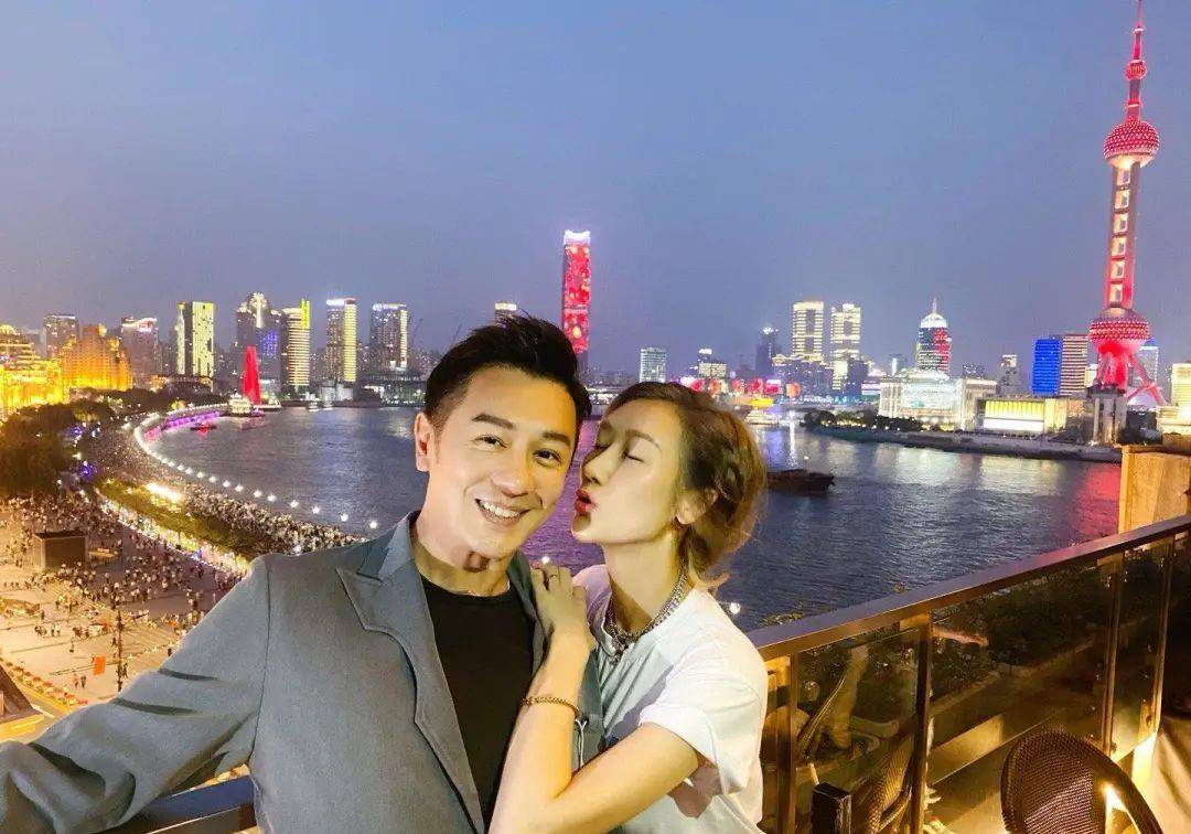 蒋丽莎结婚10周年晒照,一家六口共用一张脸,陈浩民神情太可爱_生产