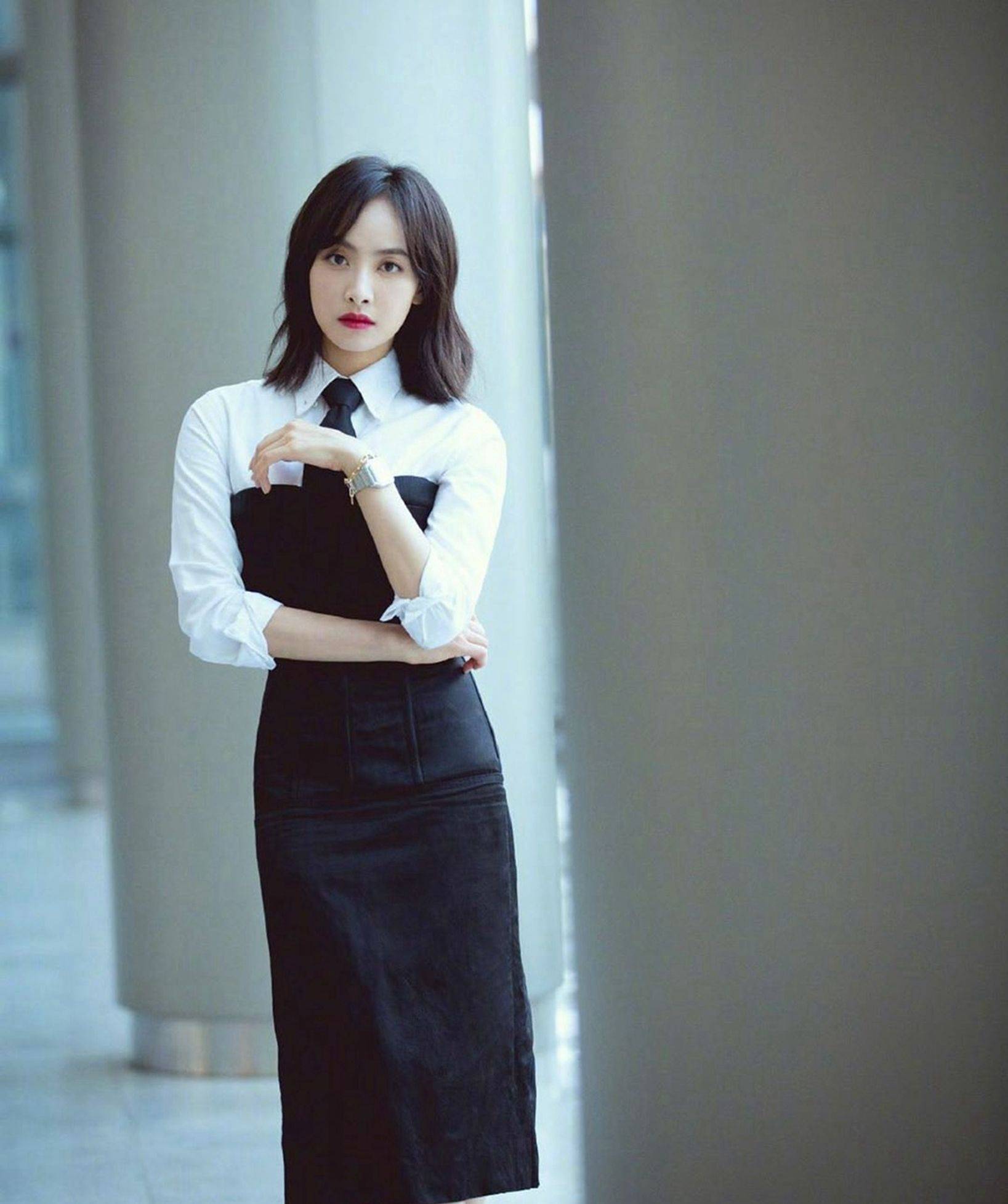 宋茜领带修长连衣裙优雅写真