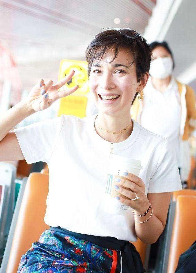 卢靖姗独自走机场也好拼裹个丝巾就出门素颜皮肤晒红不显黑