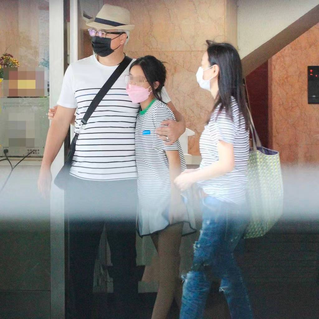 张庭一家四口返台探亲,带女儿刷黑卡买平价衣