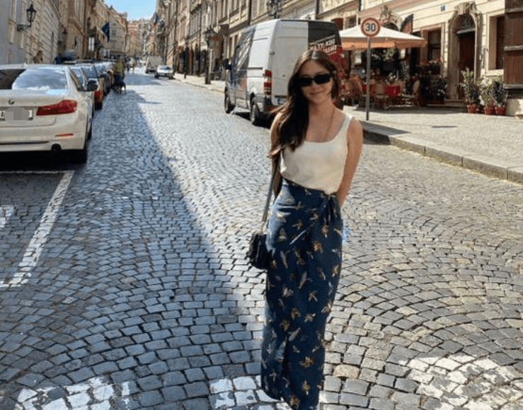 李连杰带女儿出游,59岁身板硬朗状态好
