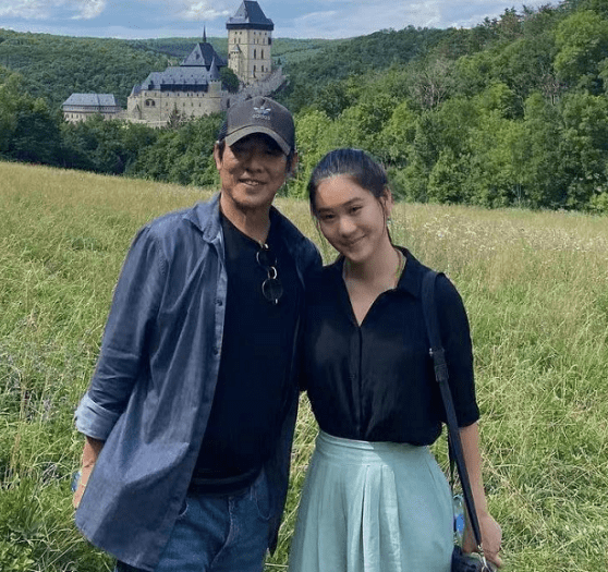 李连杰带女儿出游,59岁身板硬朗状态好