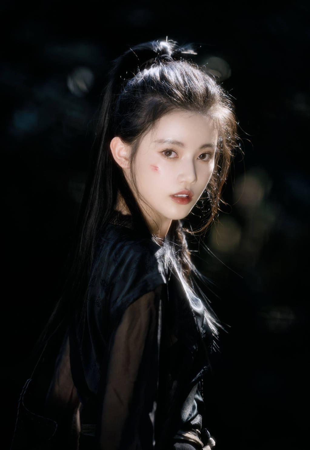 SNH48孙珍妮秒变江湖女侠 手拿弓箭英气十足_阳光中_写真_大片