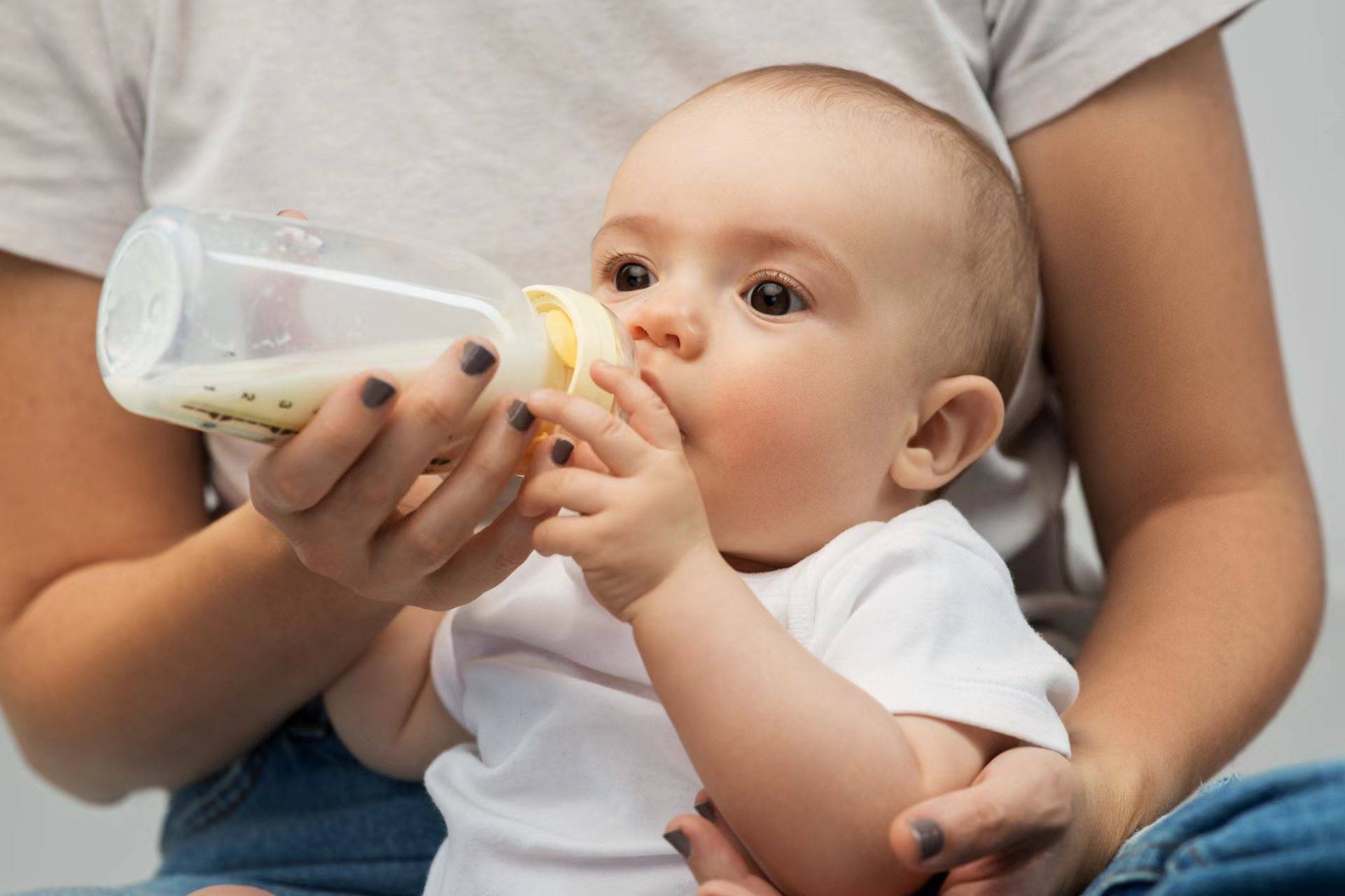 如何判断宝宝吃饱了没？不同阶段宝宝应该吃多少？
