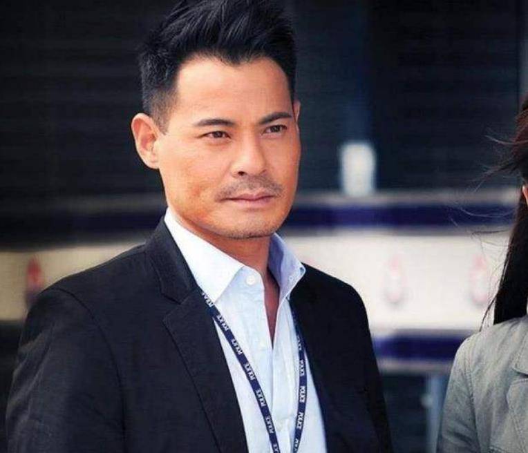 潜行狙击》中,他饰演的卧底邓国彬,还有在《雷霆扫毒》里的魔警潘学礼