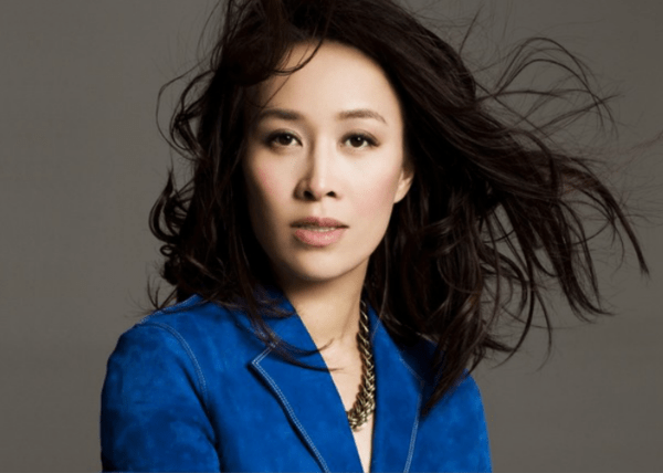 那英顶着烈日卖西瓜,头戴草帽似农村妇女