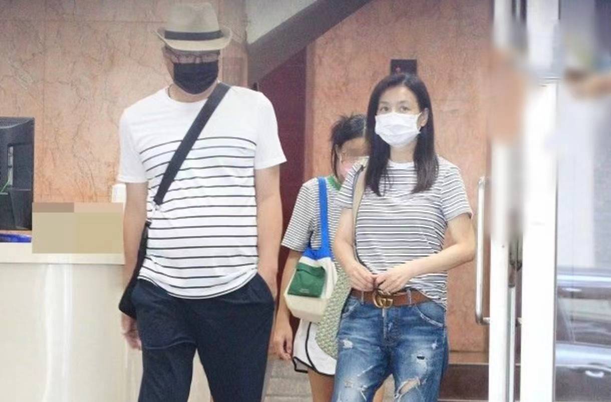 张庭一家四口返台探亲,带女儿刷黑卡买平价衣