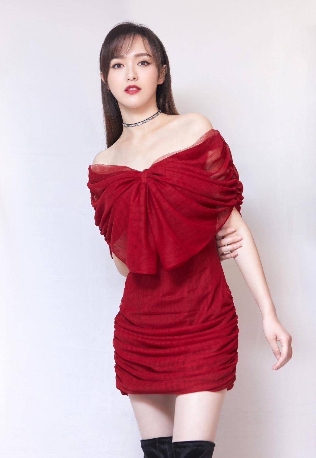 "辣妈"唐嫣身材真吸睛,穿露肩连衣裙,回眸的时候好"飒"_时尚_设计的