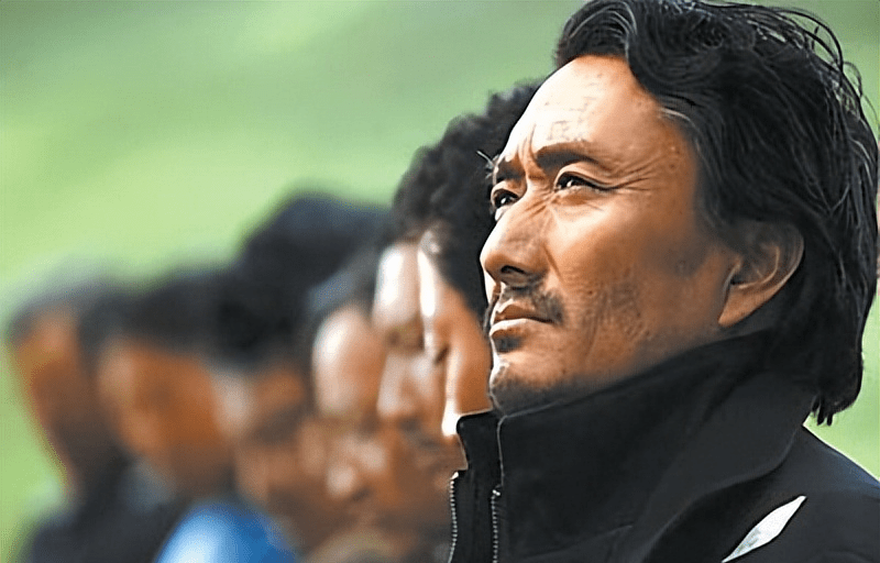 藏族演员多布杰:出道34年不开豪车不用助理,老戏骨的坚守和幸福