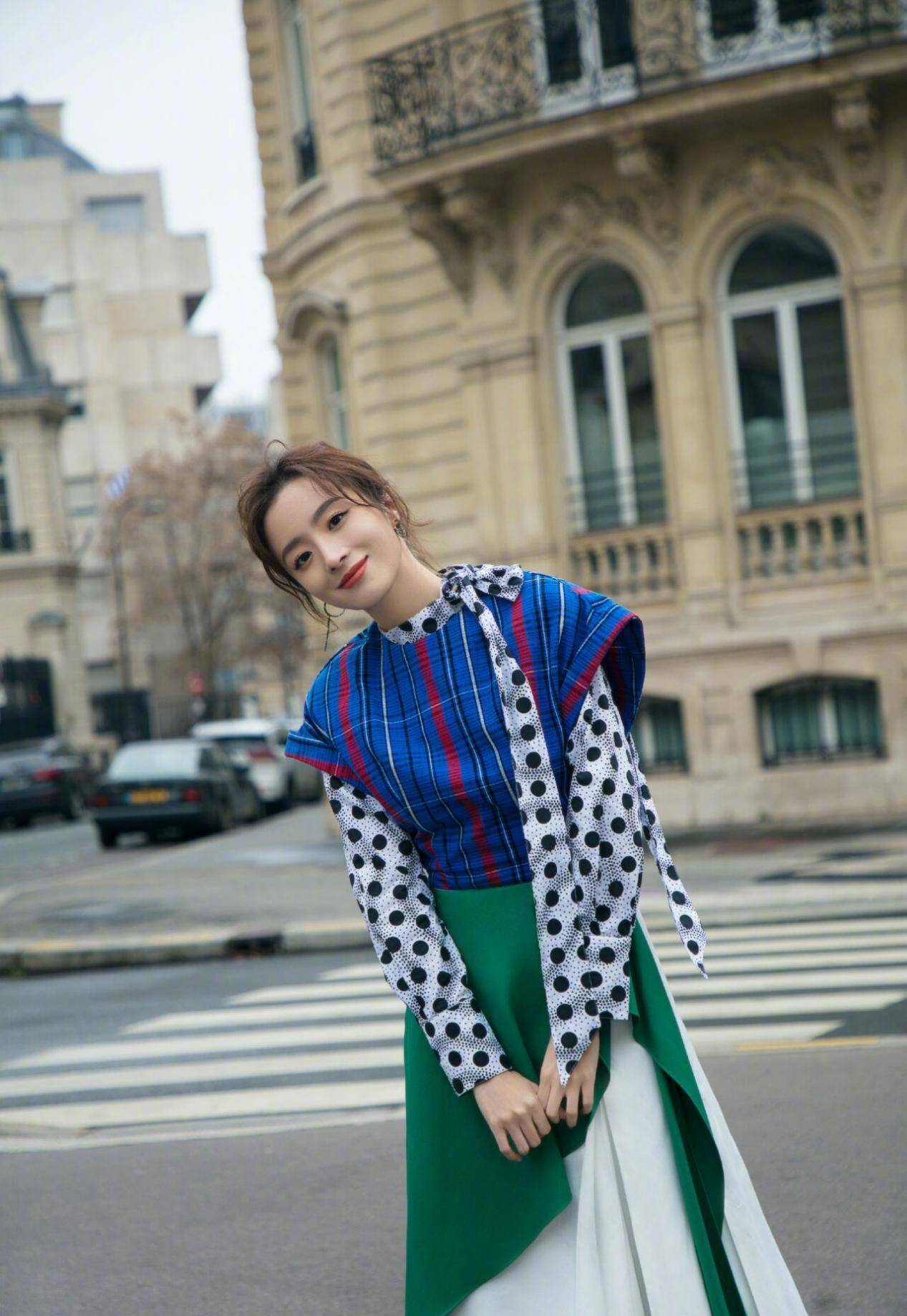 胡冰卿"好心机",穿蛋糕裙透出"奶白"肌肤,时尚v领好妩媚_设计的_整体