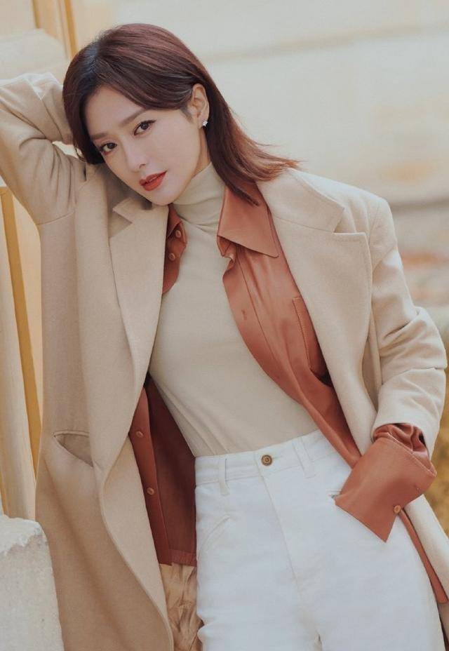 原创秦岚美出新高度黑色半时尚时尚连衣裙时尚优雅秀出美背好吸睛