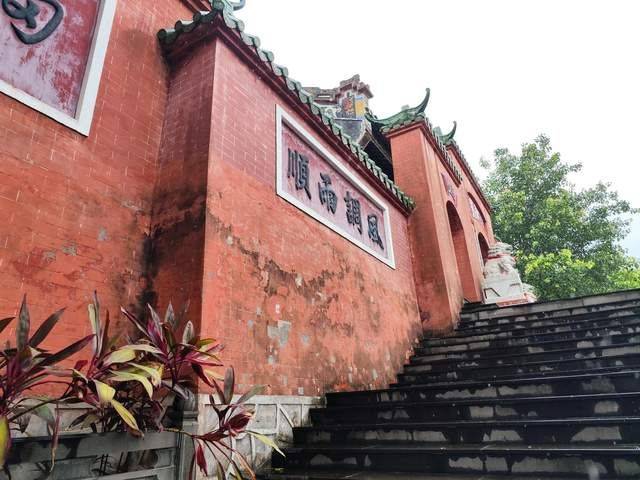 湛江有座修在火山口的寺庙,背靠熔岩石,香火挺旺