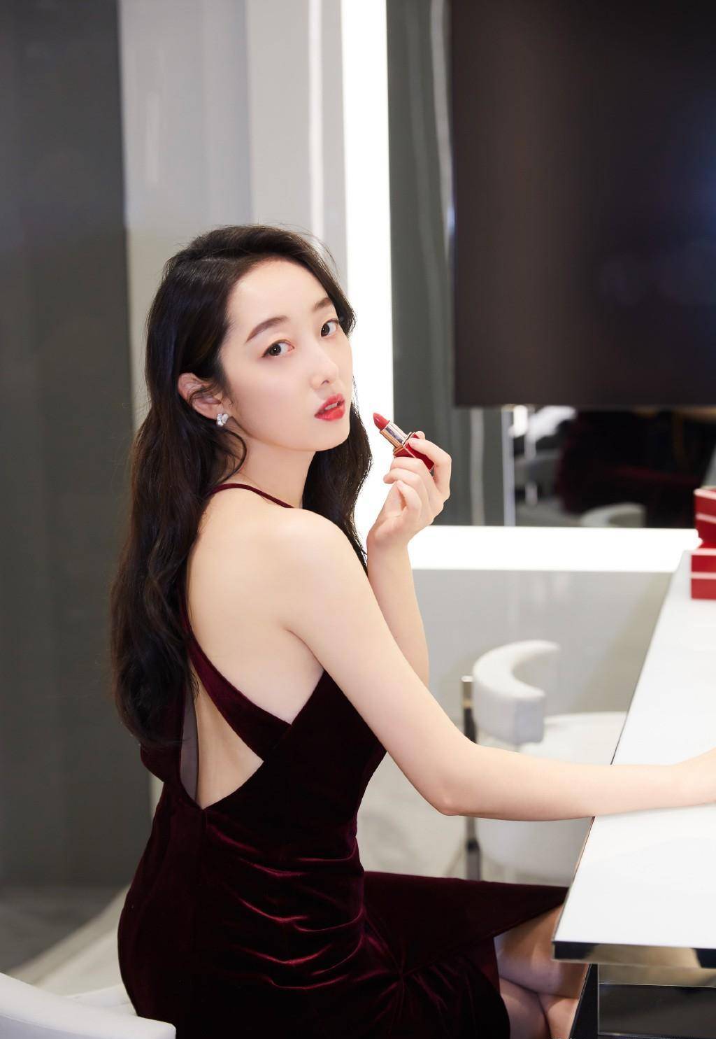 30岁蒋梦婕穿紫色吊带裙,妆容漂亮红唇饱满,单手扶脸微挡好迷人_造型