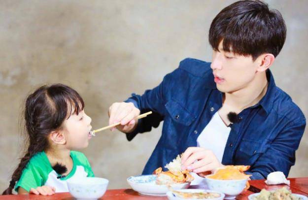 邓伦小山竹再次合体现身,依旧亲密十分养眼,画面简直太温馨_段子_东北