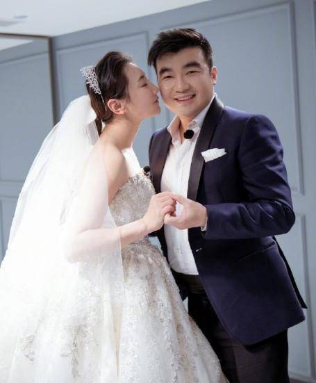 梁超回应与何雯娜婚礼分歧,自曝是剧本问题,评论区成暴躁现场_节目