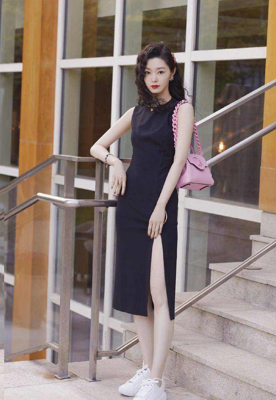 宋轶穿黑裙肤白貌美气质优雅!曼妙曲线身材时尚迷人_长裙_黑色_胳膊