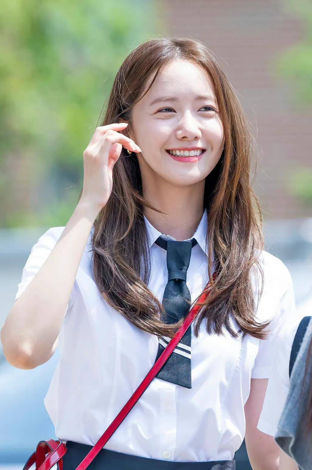 林允儿穿上校服秒变回高中校花