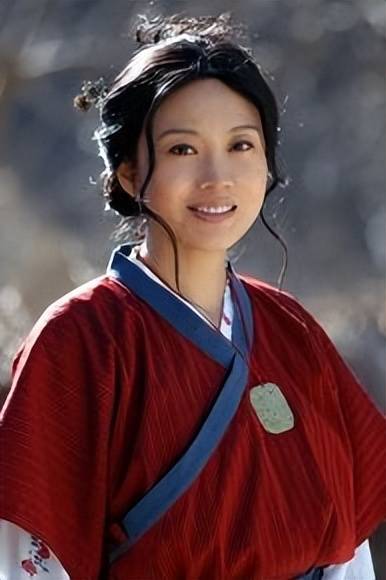 身价上亿的她认赵本山当哥,离婚后3次吃“嫩草”
