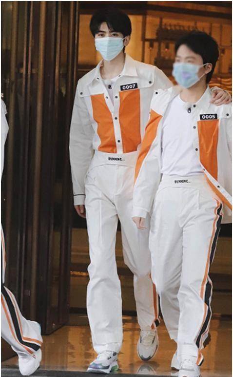 蔡徐坤身材比例太好,对比郭麒麟沙溢郑恺,网友:个高人帅还腰细_节目