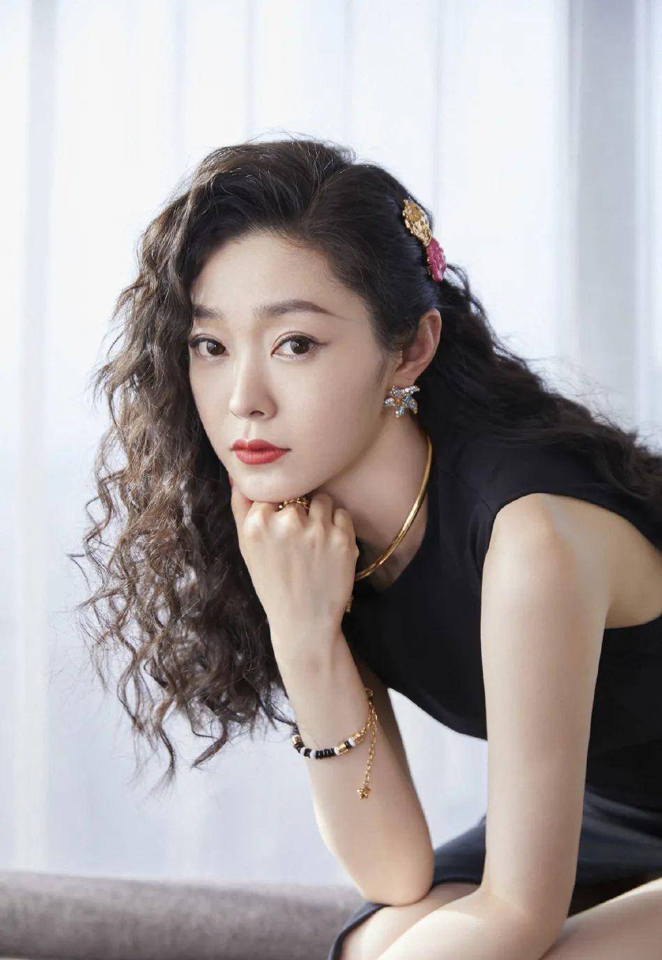 原创宋轶穿黑裙肤白貌美气质优雅曼妙曲线身材时尚迷人