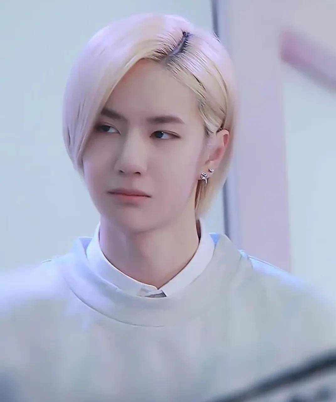 王一博早期的白牡丹照片,一头金色头发,看起来好好看_感觉_少爷_贵族