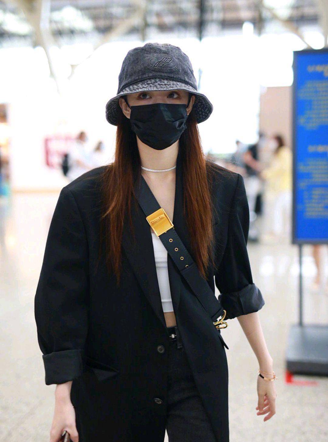 徐璐的机场造型好酷,身穿黑色西装搭配黑色牛仔裤,个性十足