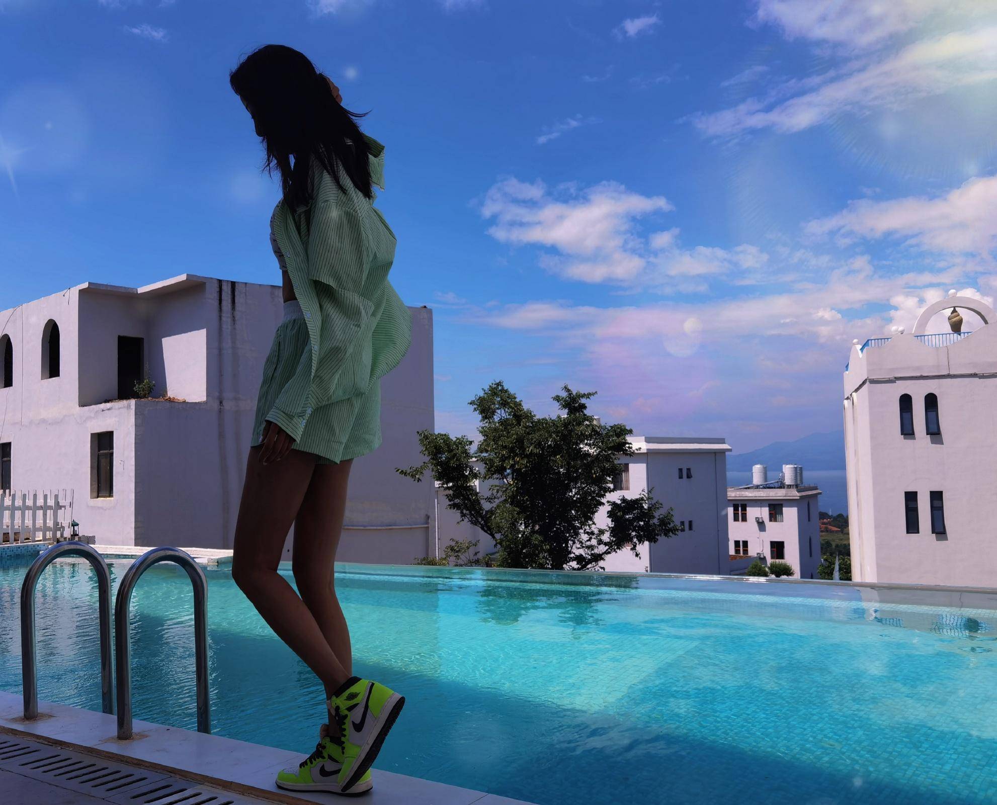 花游女神蒋婷婷蓝天白云下展现夏天下的健美好身材_写真_风景区_云南