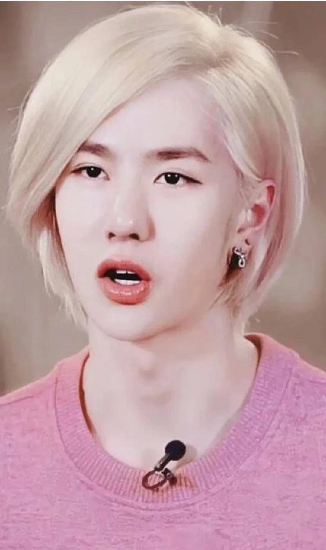 王一博早期的白牡丹照片,一头金色头发,看起来好好看_感觉_少爷_贵族