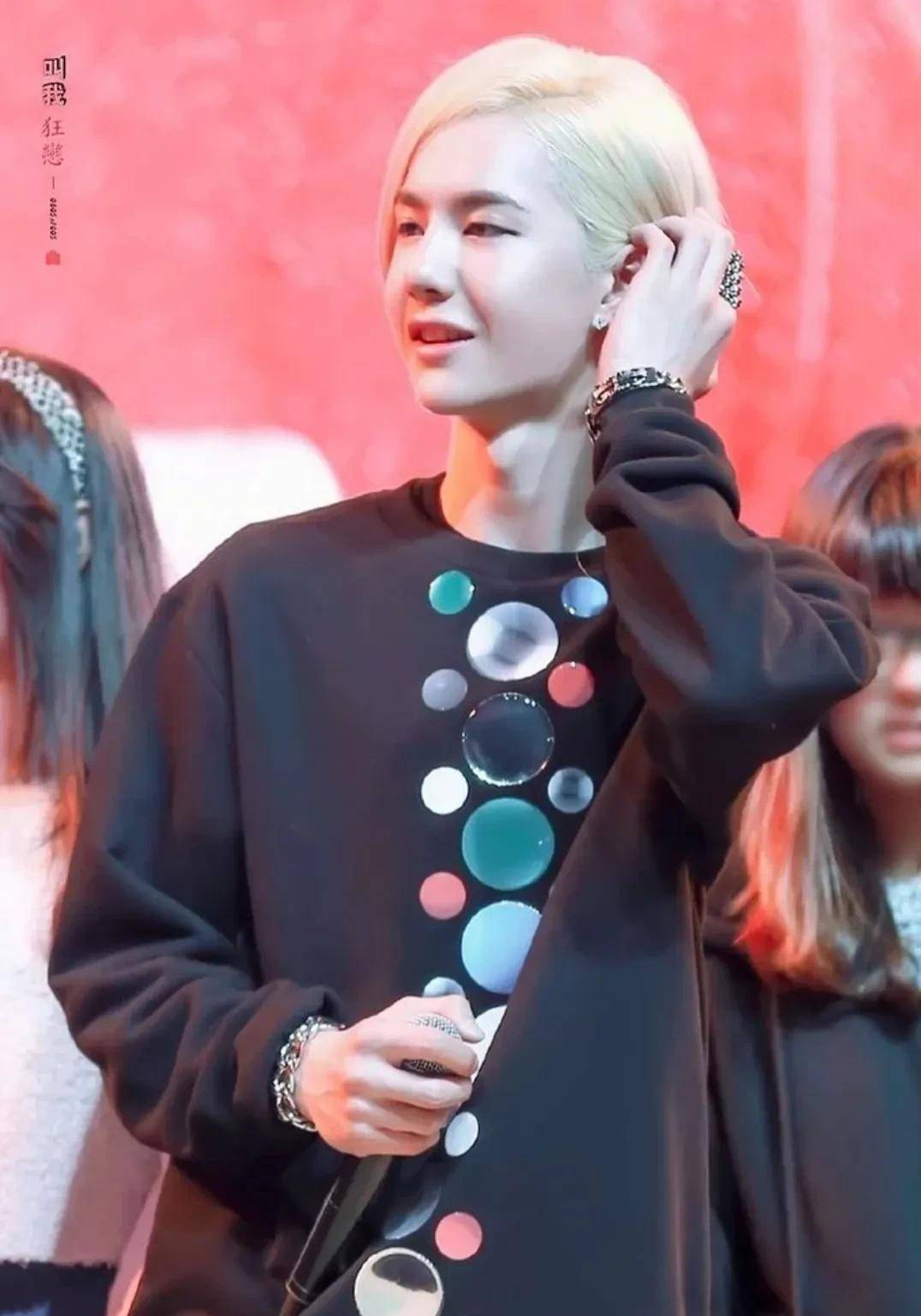 王一博早期的白牡丹照片,一头金色头发,看起来好好看_感觉_少爷_贵族