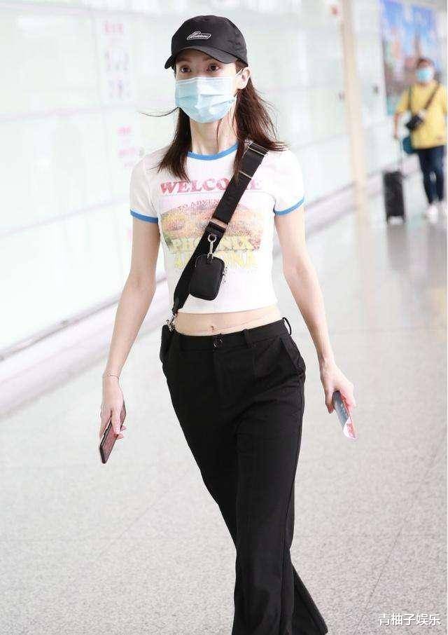 原创万茜说金晨身材扁看到她吊带裙侧身照后万爷挺实诚