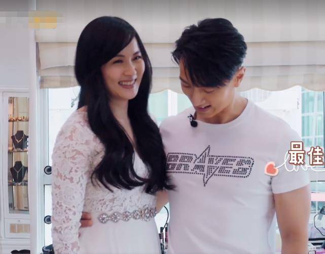 林丽吟试婚纱,当她换上第四套出来时,吴尊瞬间被惊艳到了_样子_风格