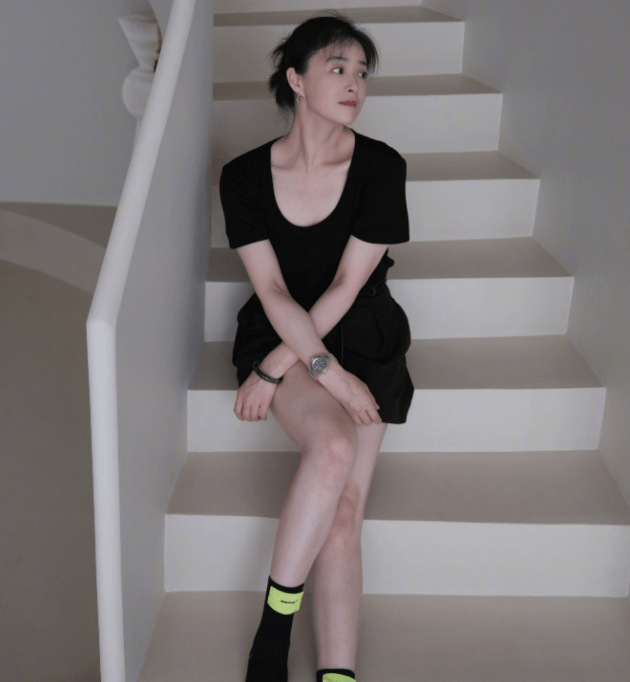 蒋欣穿短裤大秀美腿!